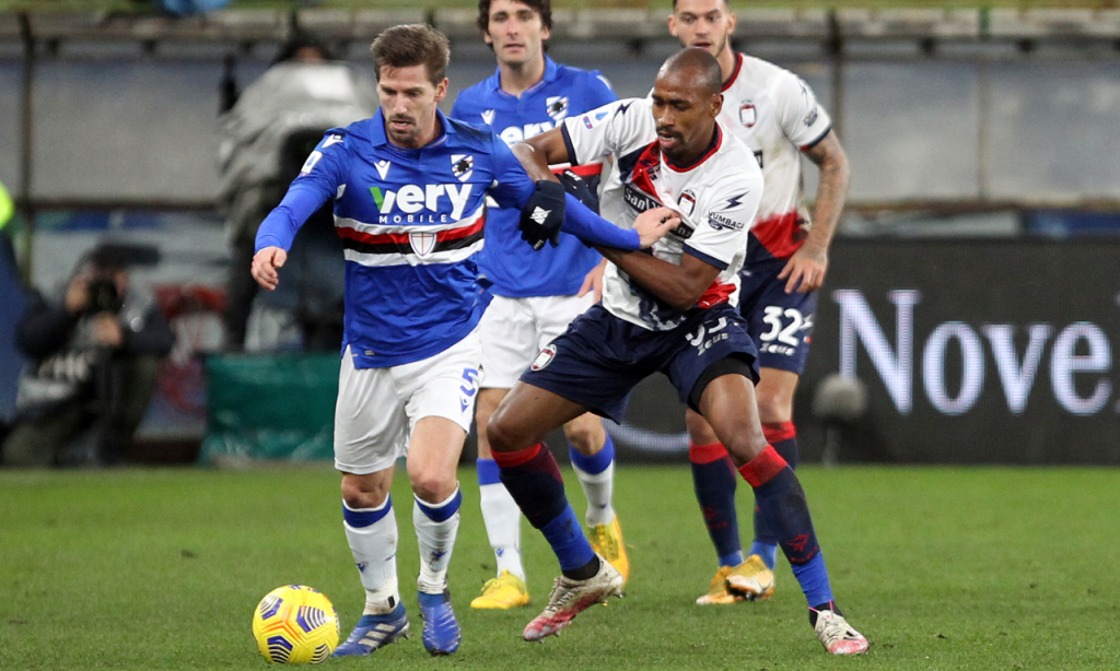 Adrien Silva em lance com Eduardo, no Sampdoria-Crotone, 3-1 (Tano Pecoraro/AP)