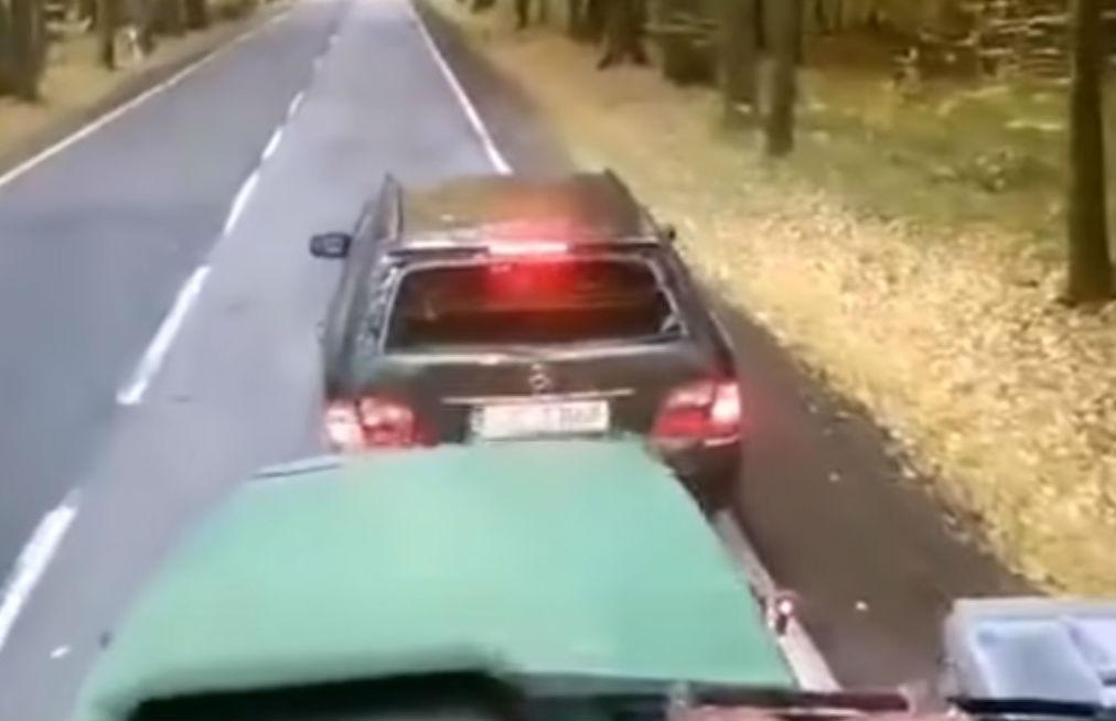 «Brake check» termina com choque (reprodução YouTube)
