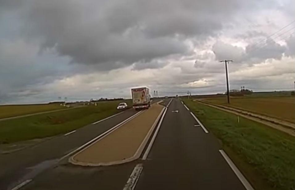 Camião faz ultrapassagem do lado de lá dos separadores (reprodução YouTube)