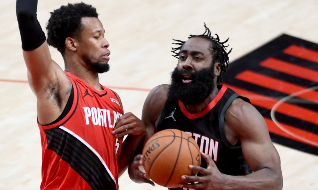 NBA: Rodney Hood e James Harden em duelo no Portland Trail Blazers-Houston Rockets (Steve Dykes/AP)