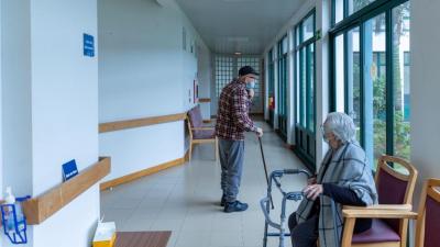 Quase 120 lares de idosos encerrados no ano passado - TVI
