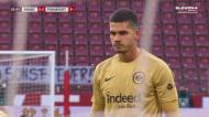 André Silva bisa de penálti e dá vitória ao Eintracht Frankfurt