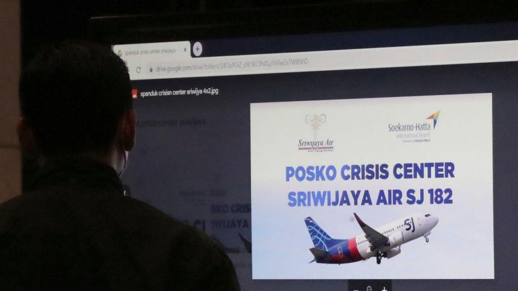 Familiares e trabalhadores esperam notícias do voo que se despenhou na Indonésia