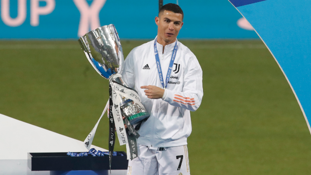 Cristiano Ronaldo com a Supertaça de Itália, conquistada na final ante o Nápoles (Antonio Calanni/AP)