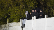 Adeptos do Chorley assistem em redor do estádio ao jogo da Taça, com o Wolverhampton (Jon Super/AP)