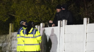 Oficiais de segurança junto de adeptos do Chorley, no jogo ante o Wolverhampton, da Taça de Inglaterra (Jon Super/AP)