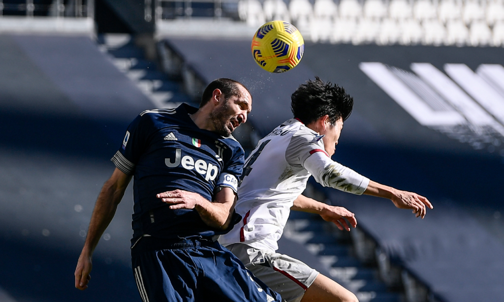 Lance entre Chiellini e Tomiyasu no Juventus-Bolonha (Fabio Ferrari/AP)