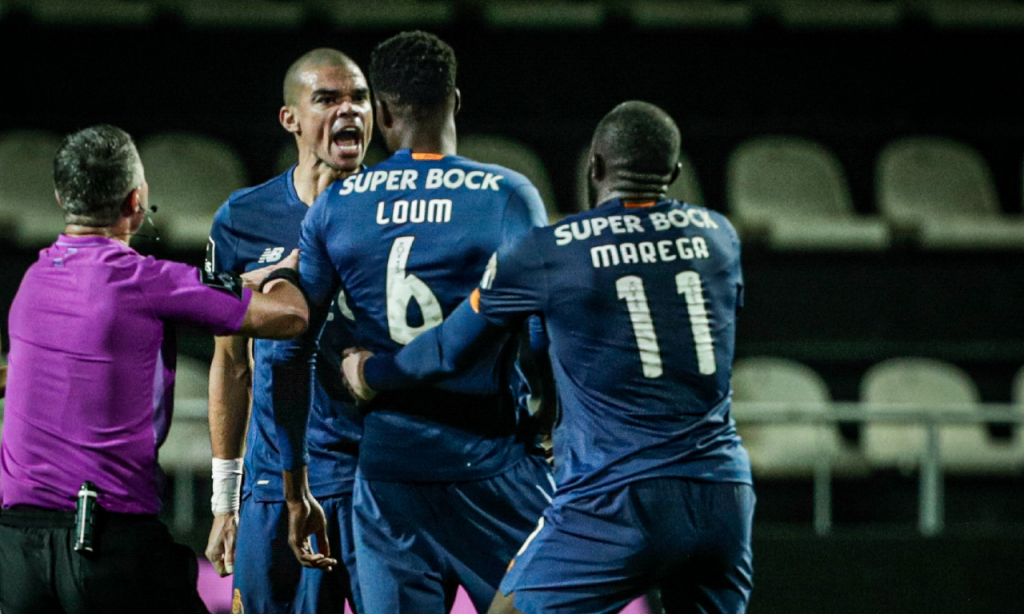 Pepe e Loum desentenderam-se no final do Farense-FC Porto (LUSA)