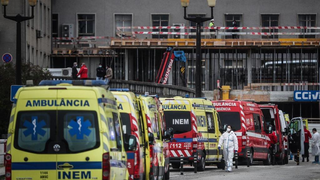 Ambulâncias fazem fila no Hospital de Santa Maria