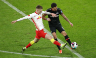 Dani Olmo e Kerem Demirbay em duelo no Leipzig-Bayer Leverkusen (Maja Hitij/EPA)