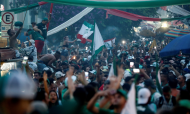 Adeptos do Palmeiras festejam conquista da Libertadores junto ao Allianz Parque, em São Paulo (Sebastião Moreira/EPA)