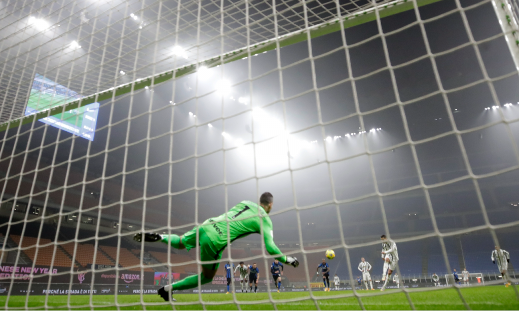 Cristiano Ronaldo bate Handanovic para o 1-1 no Inter-Juventus (Luca Bruno/AP)