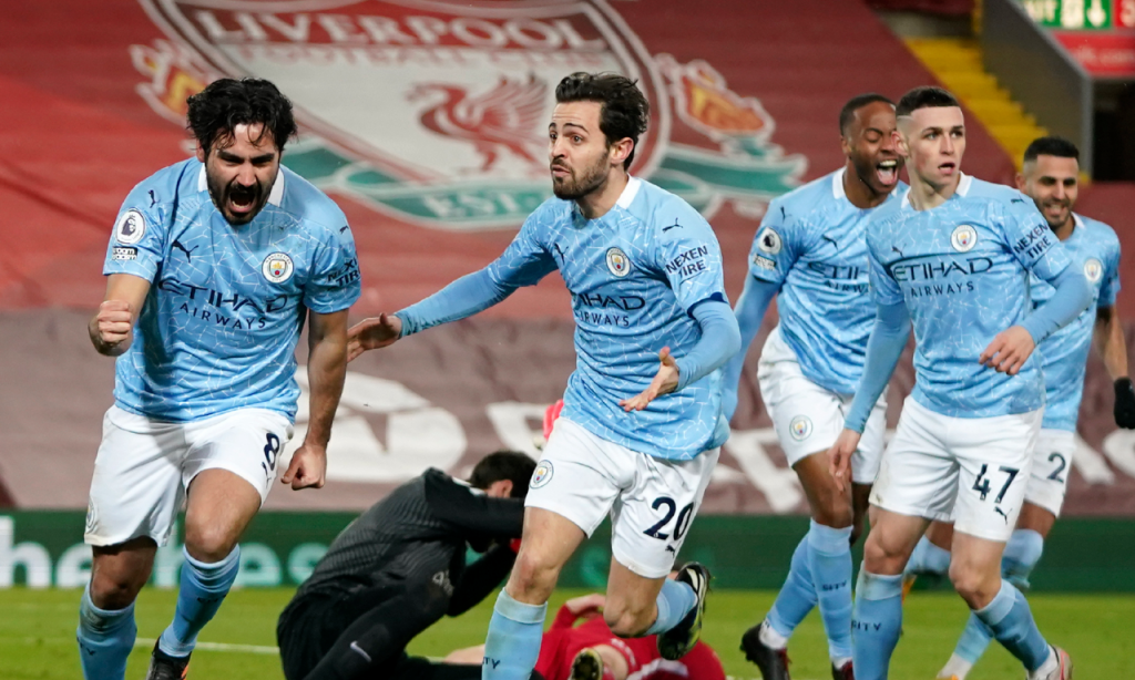 Gundogan festeja o bis no 1-2 no Liverpool-Manchester City, com Bernardo Silva (Jon Super/AP)