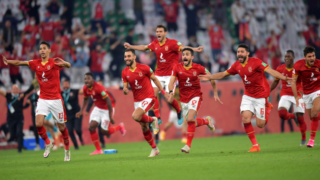 Al Ahly festeja vitória ante o Palmeiras nos penáltis para o terceiro lugar no Mundial de Clubes (Noushad Thekkayil/AP)