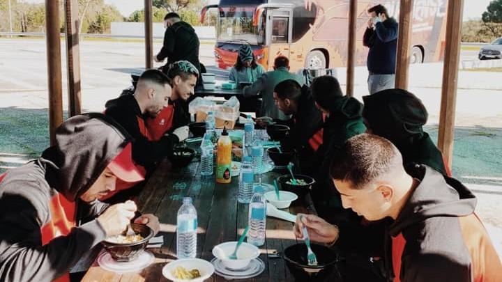Olhanense almoça em estação de serviço, com a ajuda do Amora (foto: SCO)