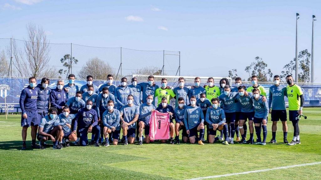 Equipa de futebol do FC Porto presta homenagem a Quintana