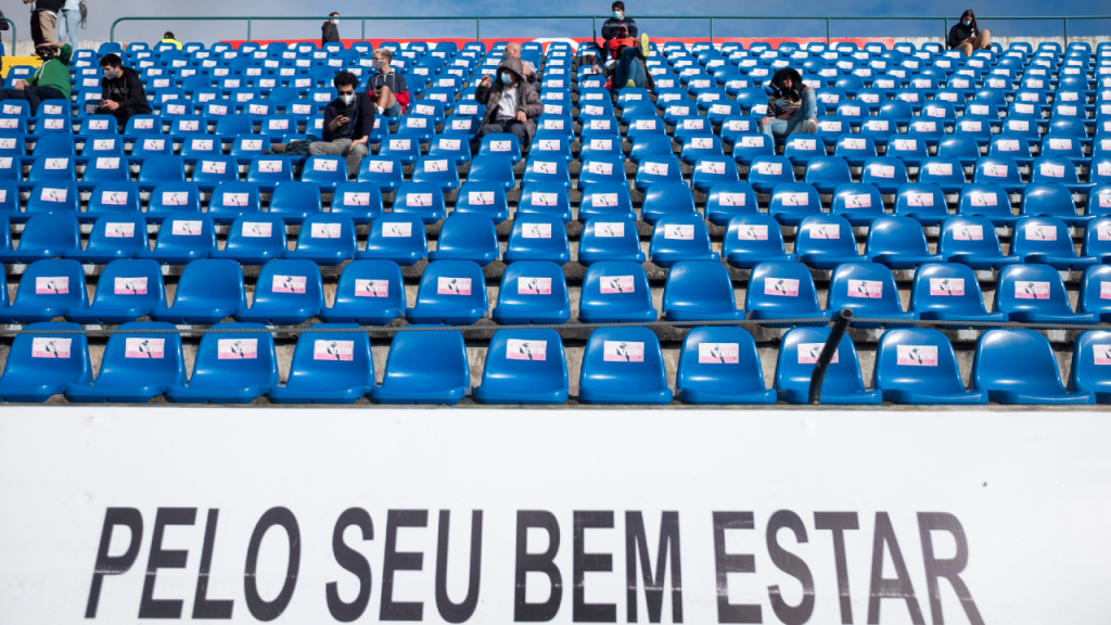 Adeptos no Santa Clara-Paços de Ferreira, no Estádio de São Miguel (Eduardo Costa/LUSA)