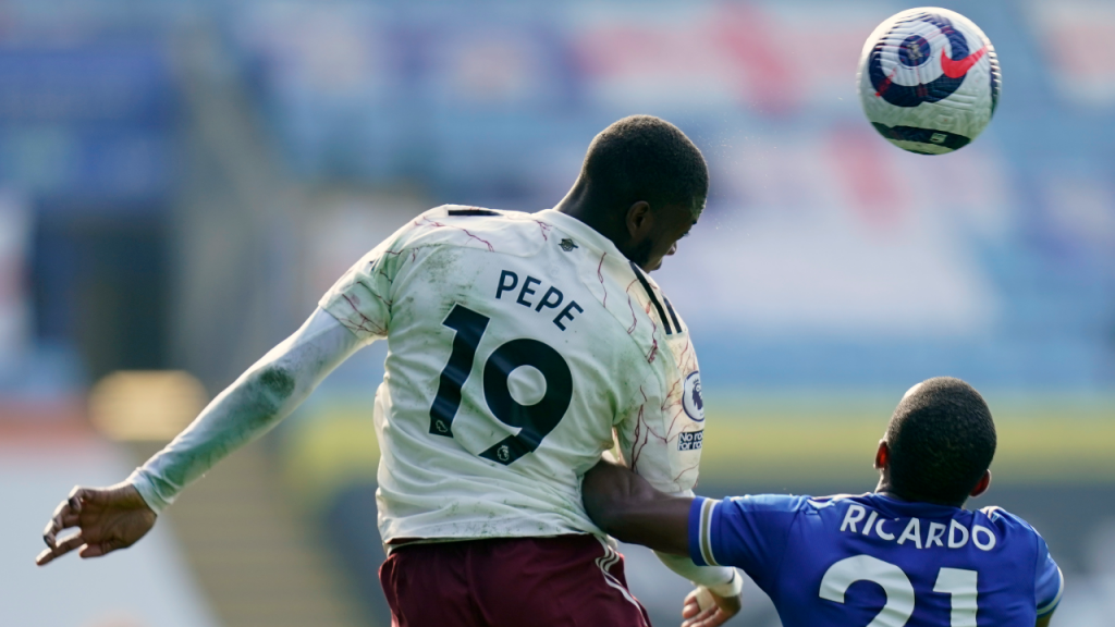 Nicolas Pépé e Ricardo Pereira no Leicester-Arsenal (Tim Keeton/AP)