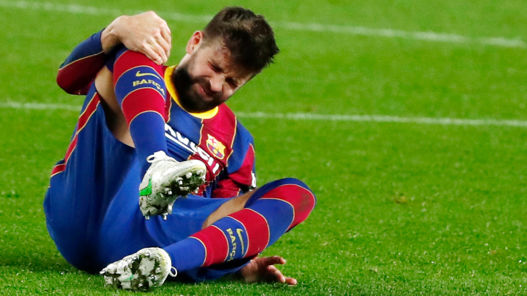 Gerard Piqué saiu lesionado do Barcelona-Sevilha, da segunda mão das meias-finais da Taça do Rei (Joan Monfort/AP)
