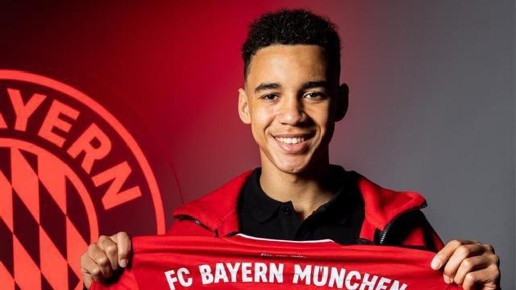Musiala assinou o primeiro contrato profissional com o Bayern