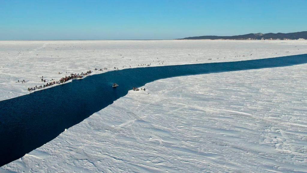 Lago gelado na Sibéria