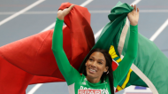 Patrícia Mamona festeja com a bandeira portuguesa o ouro no triplo salto feminino, nos Europeus de pista, na Polónia (Czarek Sokolowski/AP)