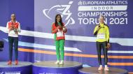 Patrícia Mamona no pódio para receber o ouro do triplo salto nos Europeus de pista coberta (EPA)