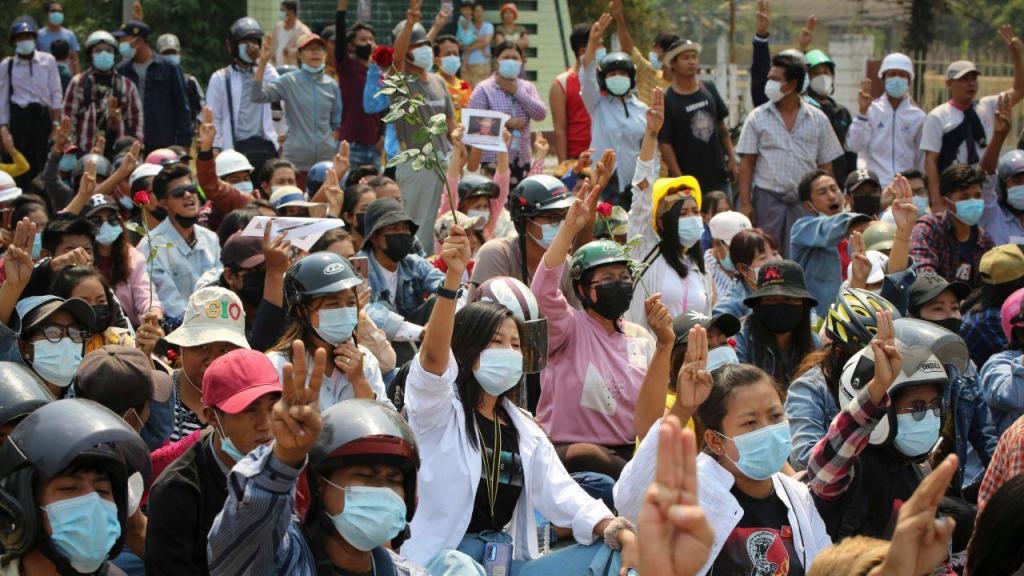 Novo dia de protestos em Myanmar