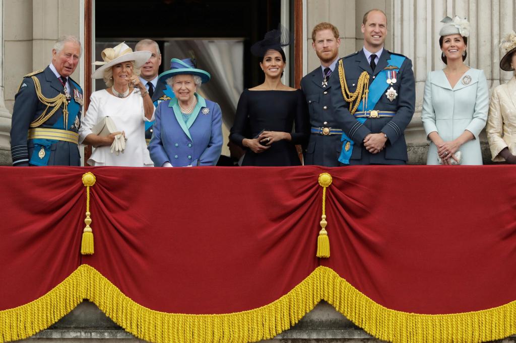 Harry e Meghan com a rainha e a família real