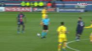 Árbitro do PSG-Barça leva com a bola... no rabo