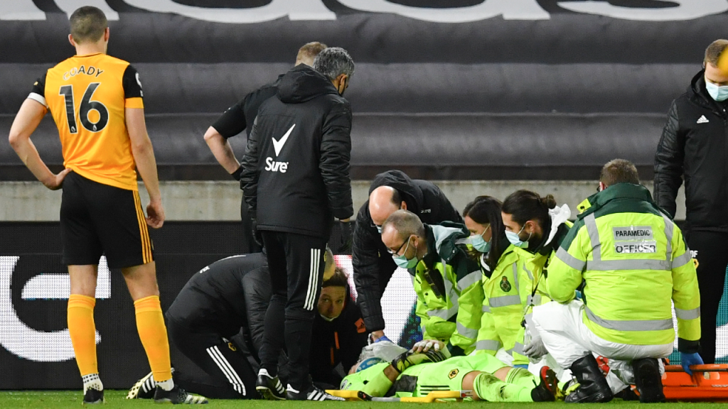 Rui Patrício imobilizado no Wolverhampton-Liverpool após choque com Coady (Paul Ellis/AP)