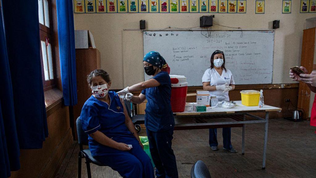 Centro de vacinação numa escola em Santiago do Chile