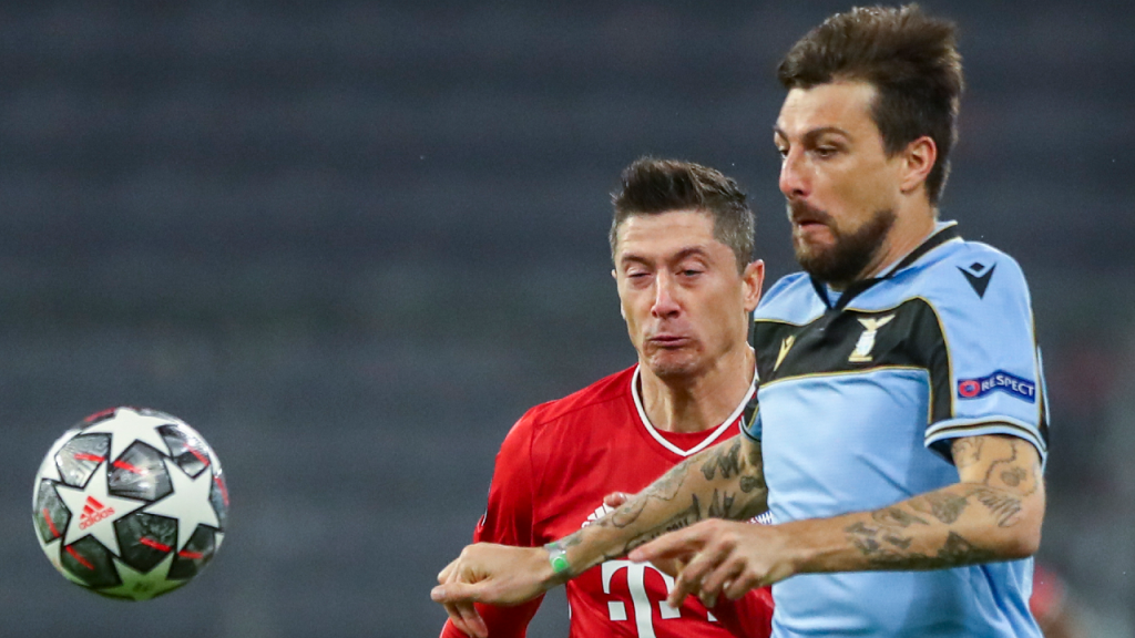 Robert Lewandowski e Francesco Acerbi no Bayern Munique-Lazio (Matthias Schrader/AP)