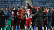 Slavia de Praga festeja apuramento após vitória sobre o Rangers. Checos estão nos «quartos» da Liga Europa (Ian MacNicol/EPA)