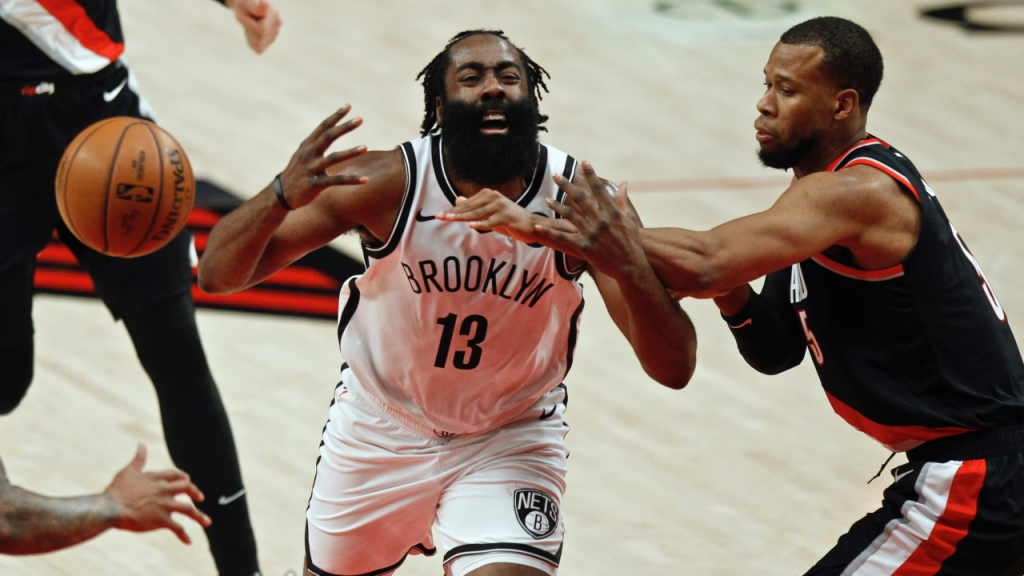 James Harden e Rodney Hood no Portland Trail Blazers-Brooklyn Nets (Steve Dipaola/AP)