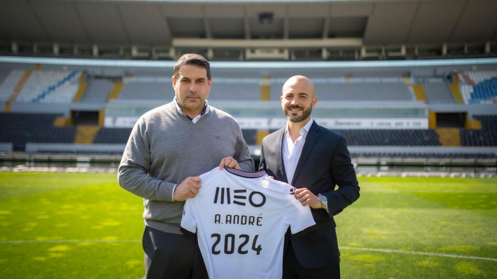André André ao lado de Miguel Pinto Lisboa na oficialização da renovação de contrato com o V. Guimarães 