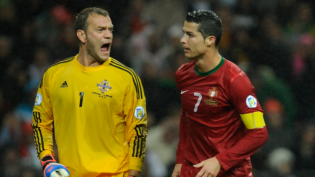 Roy Carroll e Cristiano Ronaldo num Portugal-Irlanda do Norte, em 2012 (Paulo Duarte/AP)