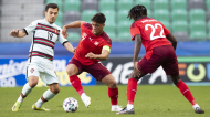 Sub-21: Portugal-Suíça, lance entre Pedro Gonçalves e Rüegg (Peter Klaunzer/EPA)