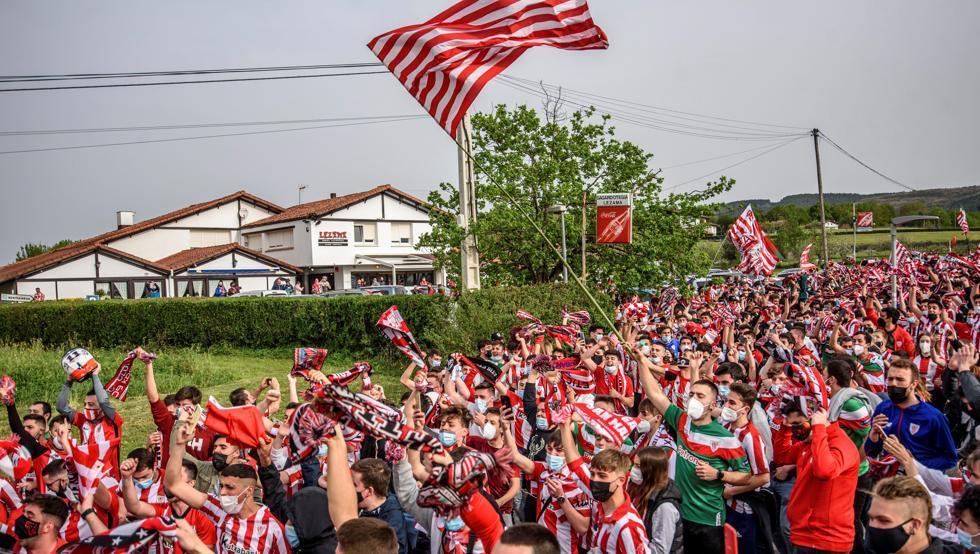 Milhares de adeptos do Athletic Bilbao no apoio à equipa antes da Taça do rei