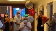 Branco deixa o hospital entre aplausos, flores e balões (twitter)