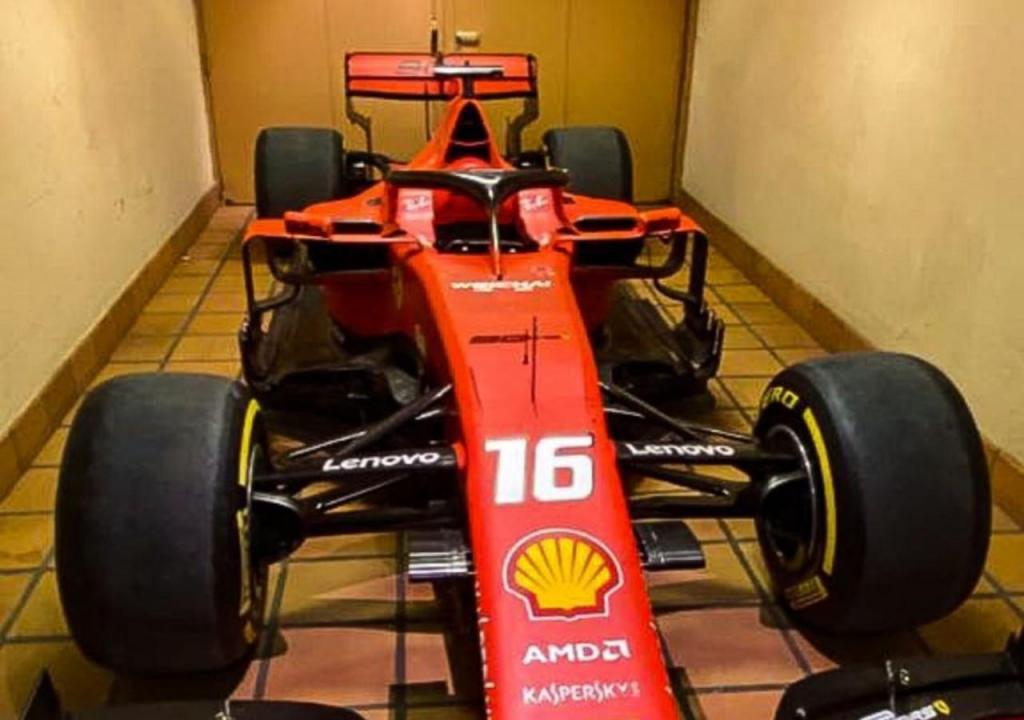 O Ferrari oferecido a Leclerc