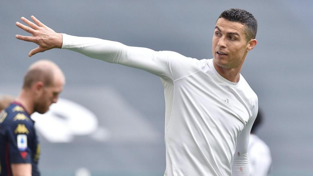 Cristiano Ronaldo atira camisola no Juventus-Génova (EPA)
