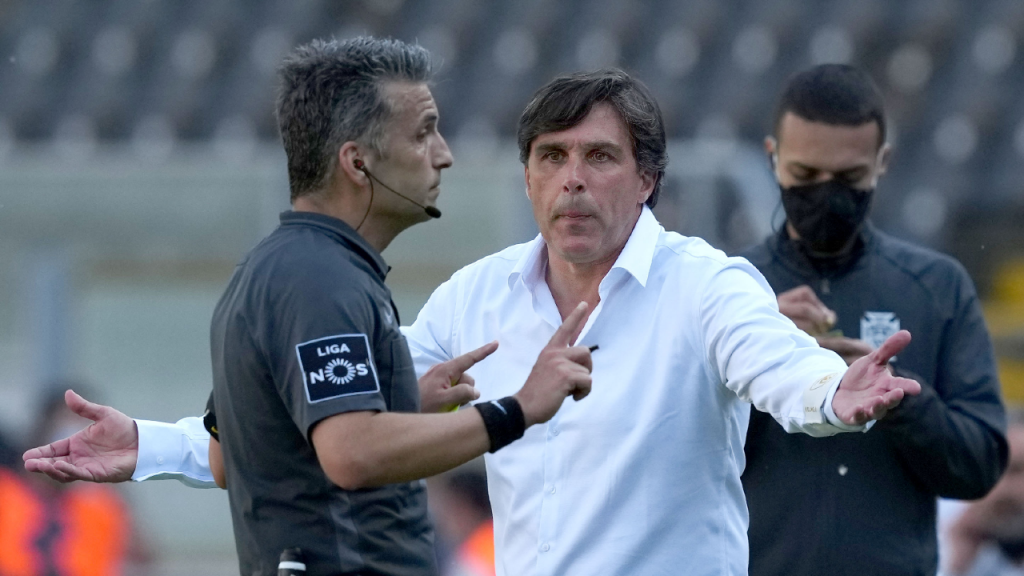 Daniel Ramos fala com o árbitro Rui Costa no V. Guimarães-Santa Clara (Hugo Delgado/LUSA)