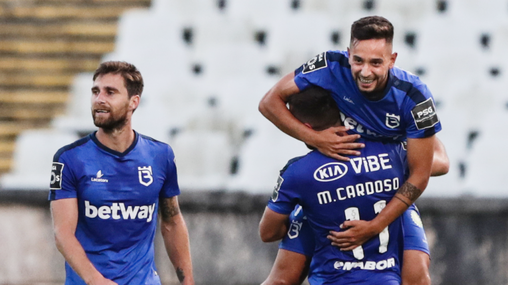 Francisco Teixeira festeja o 2-0 no Belenenses-Marítimo, com Miguel Cardoso e Rúben Lima (Lusa)