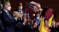 Lionel Messi ergue a Taça do Rei 2020/2021 conquistada pelo Barcelona (Julio Munoz/EPA)