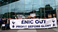 Adeptos do Tottenham protestam contra a Superliga (EPA)