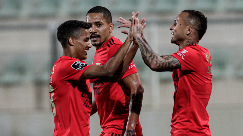 Pedrinho, Gilberto e Everton festejam o 1-5 final no Portimonense-Benfica (Luís Forra/LUSA)