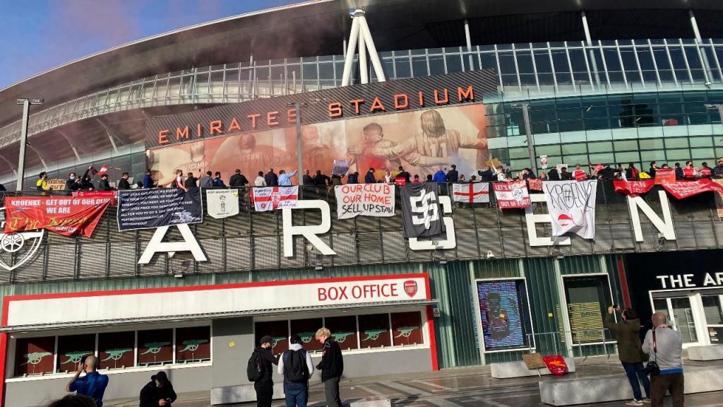 Adeptos do Arsenal em protesto (AP Photo)
