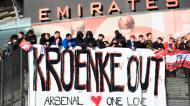 Adeptos do Arsenal em protesto (AP Photo)