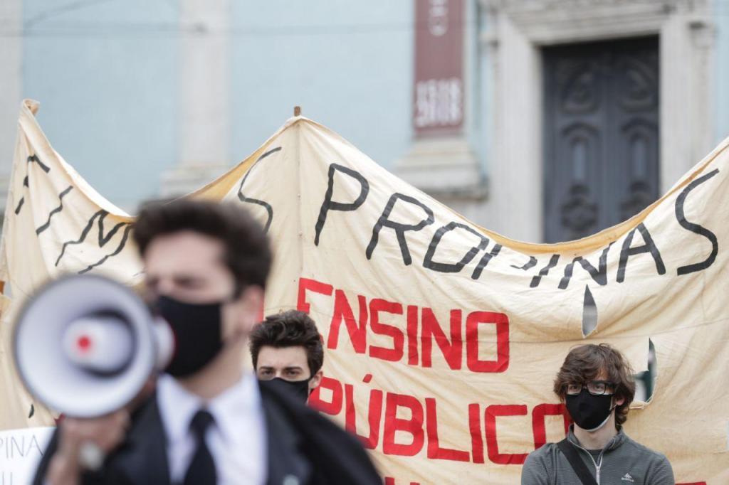 Manifestação de estudantes do ensino superior contra o pagamento de propinas em Lisboa